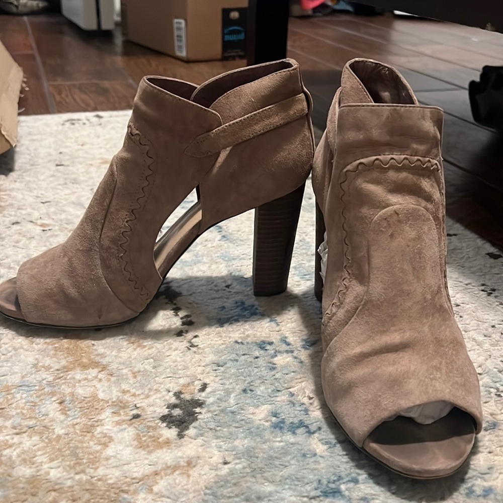 Vince Camuto Block Heel; Open Toe; Size 9.5
